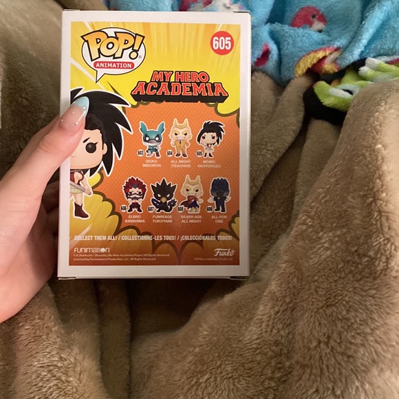 Momo yaoyorozu funko Pop - Picture 3 of 5